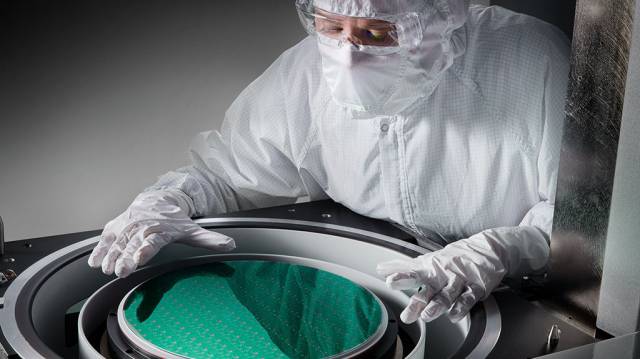 램리서치 엔지니어가 웨이퍼와 장비를 점검하고 있습니다. 사진제공=램리서치