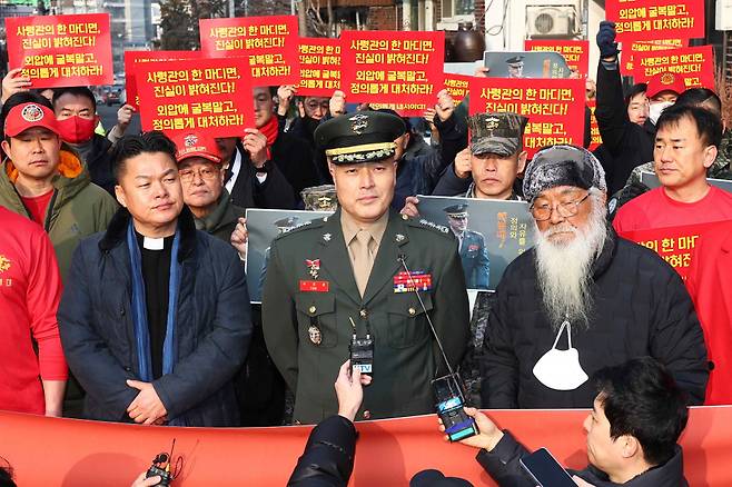 해병대 채 상병 순직사건 수사 이첩 관련 항명 및 상관명예훼손 혐의로 기소된 박정훈 전 수사단장(대령)이 2월1일 서울 용산구 중앙지역군사법원에서 열리는 공판에 출석하기 전 입장을 밝히고 있다. ⓒ 연합뉴스