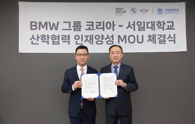 정상천 BMW그룹코리아 서비스총괄 본부장(왼쪽)과 오선 서일대 총장이 MOU를 맺고 기념촬영을 하고 있다. 사진제공｜BMW코리아