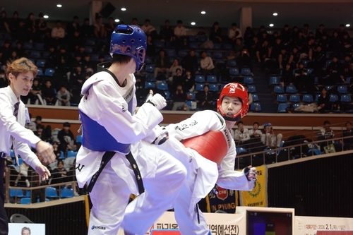 공격하는 박태준 태권도 박태준(오른쪽)이 1일 제주 한라체육관에서 열린 2024 파리 올림픽 태권도 남자 58㎏급 국내 선발전에서 장준을 상대로 공격을 시도하고 있다. [대한태권도협회 제공. 재배포 및 DB 금지]