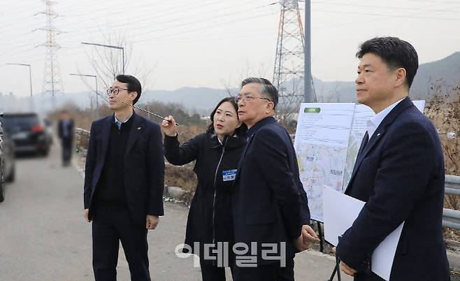 이한준 LH 사장(오른쪽 두번째)이 용인 국가산단 현장을 둘러보고 있다. (사진=LH제공)