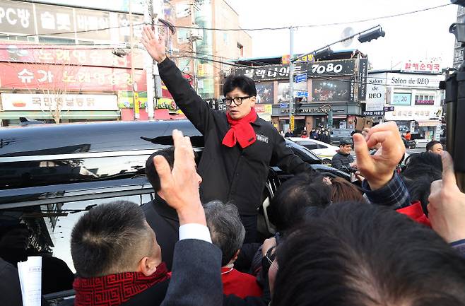 한동훈 국민의힘 비상대책위원장이 설 연휴를 일주일 앞둔 2일 오후 경기 구리시 구리전통시장 방문을 마친 뒤 시민들에게 인사하고 있다. (사진=공동취재단)