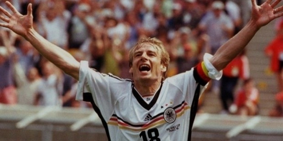 독일 축구 국가대표로 뛰는 모습. 1990년 월드컵에서 우승을 확정하고 클린스만이 기뻐하고 있다.
