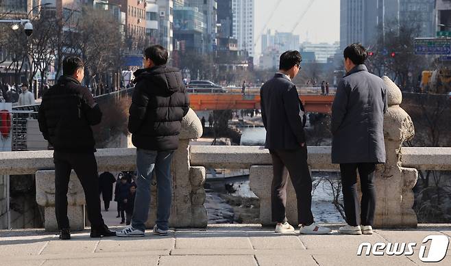 2일 경기도는 대체로 흐리다가 오후부터 가끔 구름이 많겠고, 낮부터 기온이 풀릴 것으로 예상된다. 사진은 지난달 31일 서울 청계천에서 점심식사를 마친 직장인들이 담소를 나누고 있는 모습. 2024.1.31/뉴스1 ⓒ News1 박지혜 기자