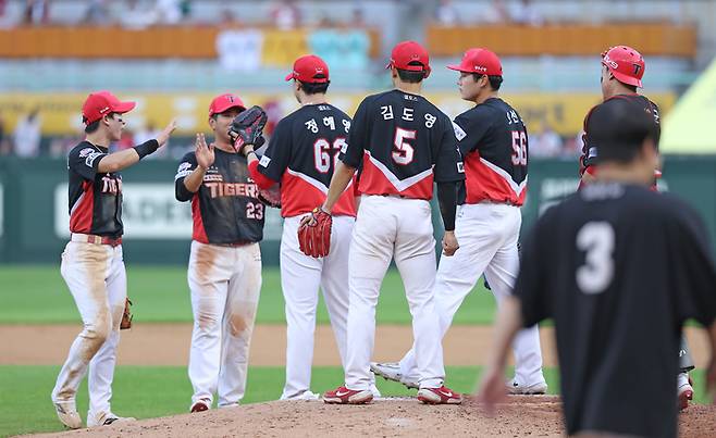 KIA 선수들이 지난해 9월3일 문학 SSG전에서 8연승을 이룬 후 하이파이브를 하고 있다. 사진 | KIA 타이거즈
