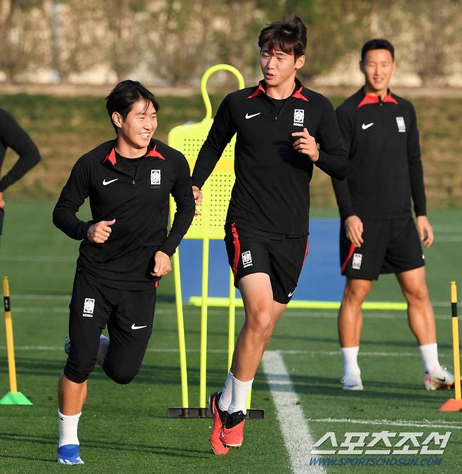 대한민국 축구대표팀이 1일(현지시간) 카타르 도하 알 아글라 트레이닝 센터에서 공식훈련을 진행했다. 이강인, 김지수가 훈련을 소화하고 있다. 도하(카타르)=박재만 기자 pjm@sportschosun.com/2023.02.01/