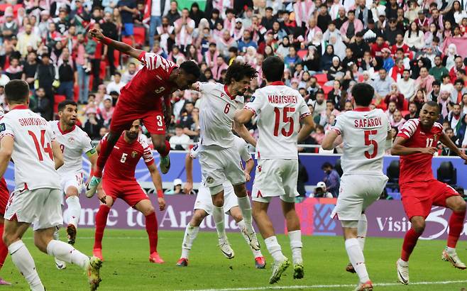 Soccer Football - AFC Asian Cup - Quarter Final - Tajikistan v Jordan - Ahmad bin Ali Stadium, Al Rayyan, Qatar - February 2, 2024 Tajikistan's Vakhdat Khanonov scores an own goal and Jordan's first REUTERS/Ibraheem Al Omari

<저작권자(c) 연합뉴스, 무단 전재-재배포, AI 학습 및 활용 금지>