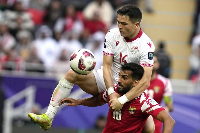 Tajikistan's Shukurov Alisher, top, and Jordan's Mousa Altamari challenge for the ball during the Asian Cup quarterfinal soccer match between Tajikistan and Jordan, at Ahmad Bin Ali Stadium in Al Rayyan, Qatar, Friday, Feb. 2, 2024. (AP Photo/Thanassis Stavrakis)







<저작권자(c) 연합뉴스, 무단 전재-재배포, AI 학습 및 활용 금지>