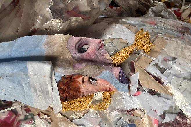 디즈니 상표가 붙은 의류 조각. 인기 영화 ‘겨울왕국’의 엘사가 보인다