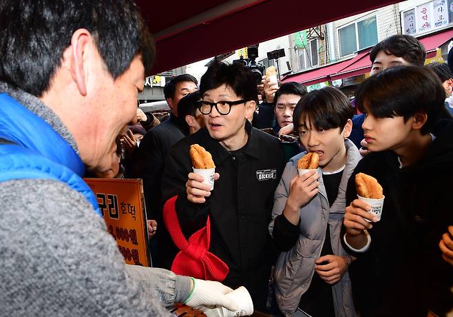 한동훈 국민의힘 비상대책위원장이 2일 오후 경기도 구리시 구리전통시장을 방문해 학생들에게 호떡을 사주고 있다. /김지호 기자