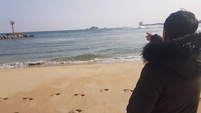 이형태 씨가 사고 당시를 설명하며 엄마와 아이들이 떠밀려간 지점을 가리키고 있다. 사고 당시는 만조였고 파도도 훨씬 심했다고 한다.