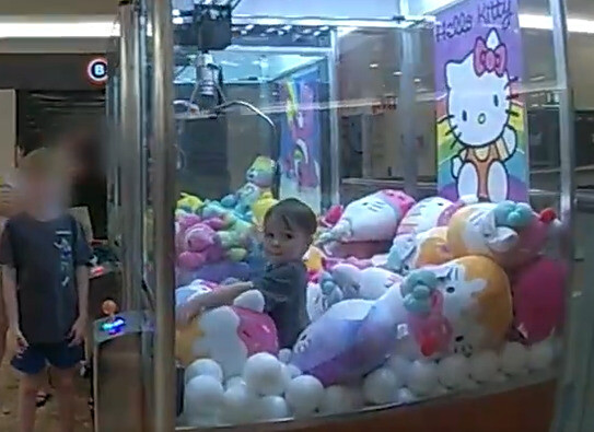 세 살배기 아이 이든 호퍼가 1월27일 오스트레일리아 브리즈번의 한 쇼핑센터의 인형뽑기 기계 안에 갇혀 있다. 퀸즐랜드 경찰청 엑스 갈무리
