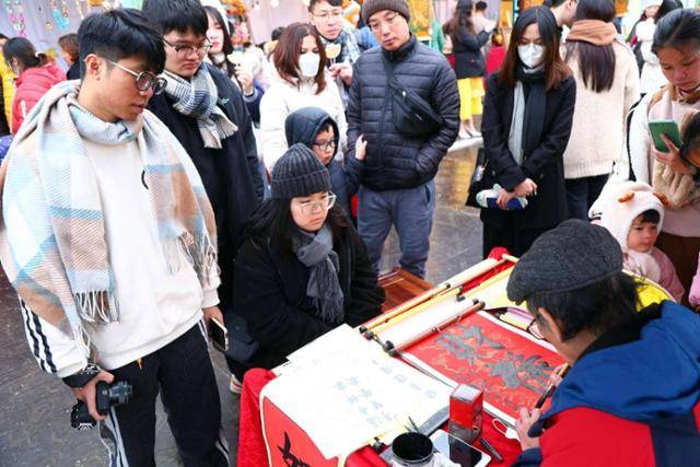 베트남 시민들이 지난달 27일 하노이에서 서예가로부터 새해 행운이 담긴 붓글씨를 받기 위해 기다리고 있다. 부를 뜻하는 ‘재록(財禄)’, 성공을 의미하는 ‘등과(登科)’, 무탈한 한 해를 기원하는 ‘안락(安樂)’이 단골 문구다. 하노이=허경주 특파원