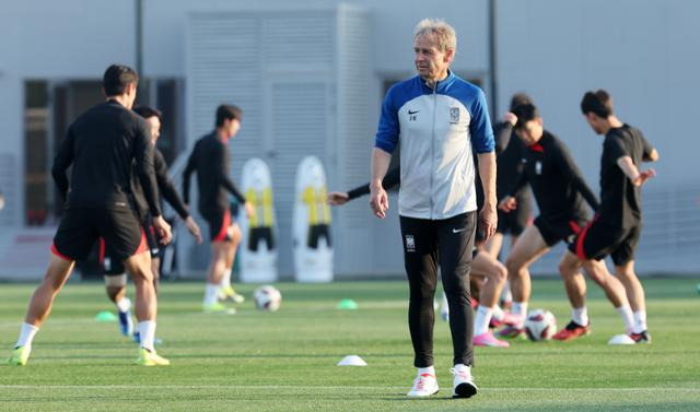 위르겐 클린스만 한국 축구대표팀 감독이 2023 아시아축구연맹(AFC) 카타르 아시안컵 호주와의 8강전을 하루 앞둔 1일(현지시간) 카타르 도하 알에글라 트레이닝 센터에서 선수들의 훈련 모습을 지켜보고 있다. 도하=뉴스1