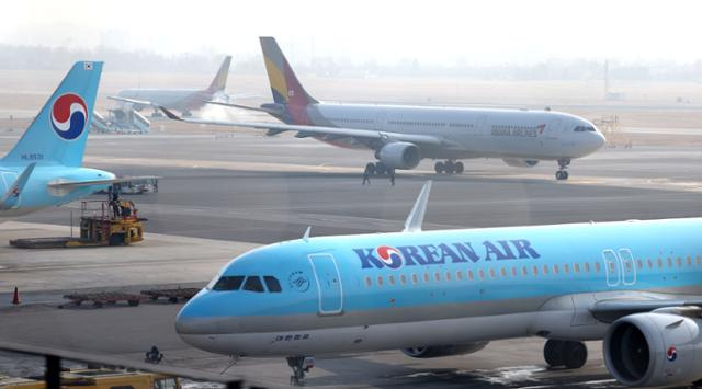 1일 서울 강서구 김포국제공항 활주로에 항공기가 오가고 있다. 뉴시스