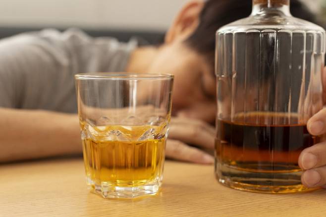 술만 마시면 졸린다면 알코올 저혈당의 신호일 수 있어 주의해야 한다./사진=게티이미지뱅크