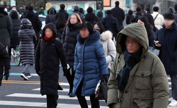 서울 종로구 세종대로 인근에서 시민들이 이동하고 있다. [사진=뉴시스]