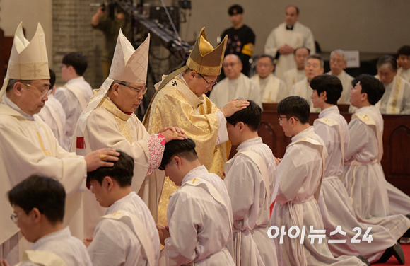 2일 서울 중구 명동대성당에서 열린 '2024년 천주교 서울대교구 사제 서품식'에서 정순택 대주교를 비롯한 교구 주교·사제단이 수품자들에게 안수하고 있다. [사진=사진공동취재단]