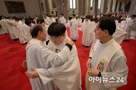 2일 서울 중구 명동대성당에서 열린 '2024년 천주교 서울대교구 사제 서품식'에서 추천 사제들이 수품자들에게 제의를 입혀주고 있다. [사진=사진공동취재단]