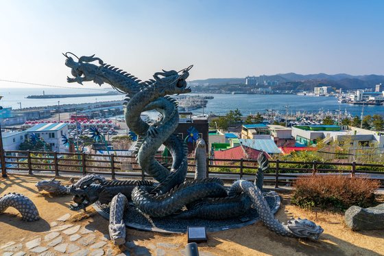포항 구룡포에는 항구와 바다를 내다보는 언덕에 대형 용 조형물이 설치돼 있다. 백종현 기자