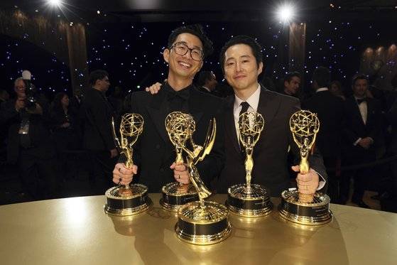 ‘성난 사람들’은 지난달 15일 열린 제75회 프라임타임 에미상 시상식에서 8관왕을 차지했다. 사진은 배우 스티븐 연(우)과 이성진 감독(좌). 사진 AP/Invision for the Television Academy.