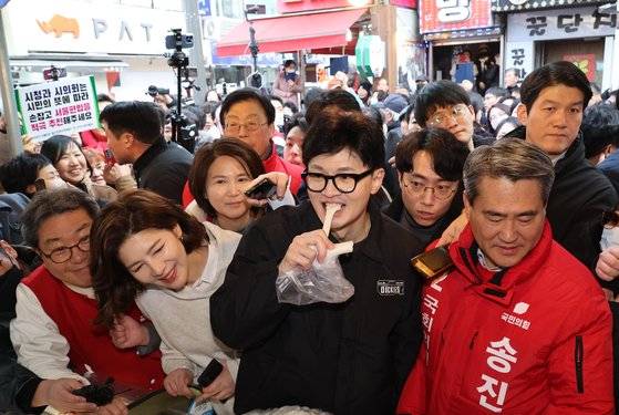 한동훈 국민의힘 비상대책위원장이 설 명절을 앞둔 2일 오후 경기도 구리시 구리전통시장의 한 떡집을 방문해 떡을 먹고 있다. 연합뉴스