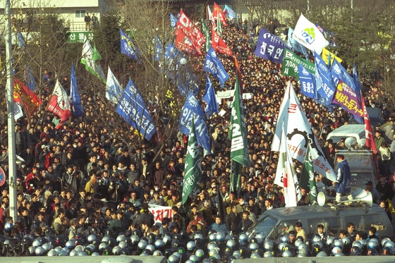 한국 경제의 대외신인도는 1996년 말의 노동법 파동을 계기로 급격히 추락했다. 1996년 12월 28일 당시 여당인 신한국당의 노동관계법 기습처리에 항의해 민주노총 소속 근로자 등이 서울 도심에서 범국민대회를 열었다. [중앙포토]