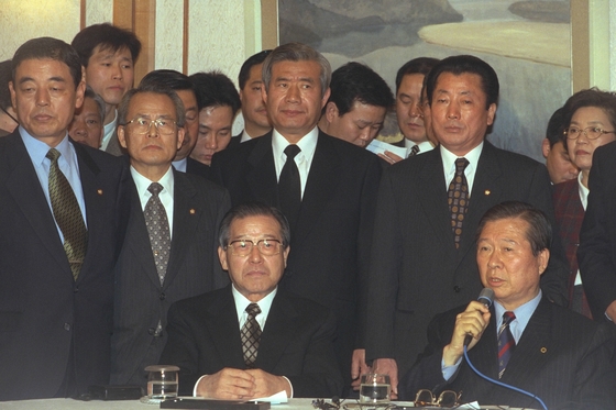 1997년 1월27일 당시 김대중 새정치국민회의 총재와 김종필 자민련 총재가 국회에서 한보 부도 사태 국정조사권 발동을 요구하는 공동 기자회견을 하고있다. [중앙포토]