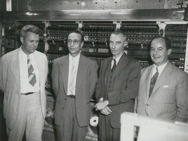 폰 노이만(맨 오른쪽)이 개발한 초기 컴퓨터 ‘매니악’. 위키미디어