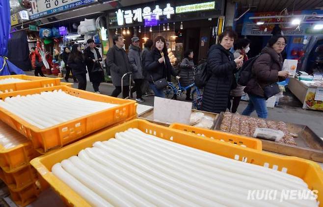 망원월드컵시장은 외국인 관광객들도 즐겨찾는 명소이다.