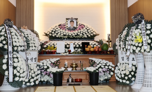 경북 문경시의 한 장례식장에 마련된 박수훈 소방사의 빈소.  아래층에는 김수광 소방교의 빈소도 마련됐지만 유족 요청으로 공개되지 않았다. 연합뉴스