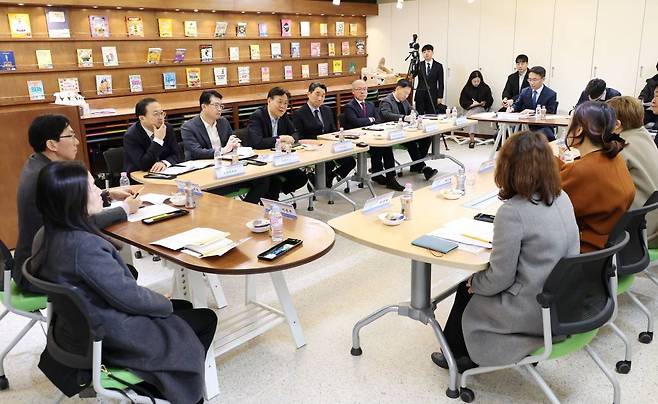 [서울=뉴시스] 이관섭 대통령실 비서실장이 2일 서울 송파구 서울해누리초등학교를 방문해 늘봄학교 현장 준비상황을 점검하고 현장 관계자들의 의견을 청취하고 있다. (사진=대통령실 제공) 2024.02.02. *재판매 및 DB 금지