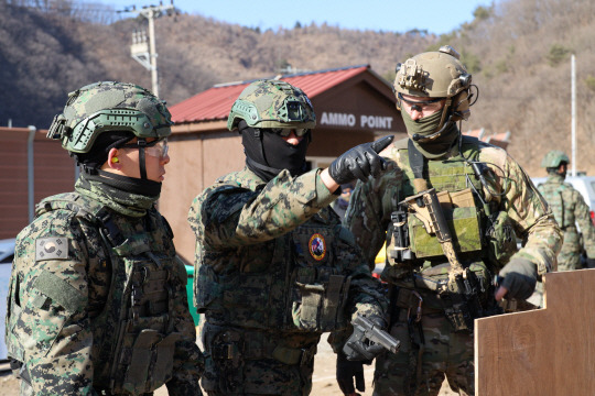 한미 특전대원들이 지난 31일, 경기도 포천시 미 로드리게스 사격장에서 전투사격 훈련을 하고 있다. 육군 제공