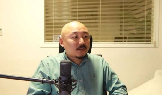 웹툰작가 주호민 씨가 1일 오후 트위치에서 라이브 방송을 진행하고 있다. 트위치 화면 캡처