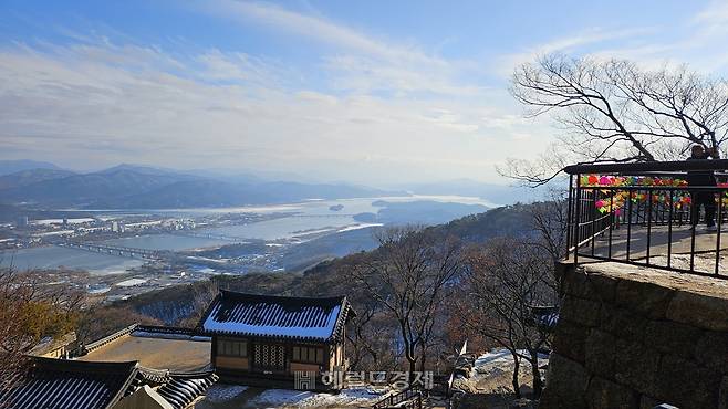 멀리 내려다 보이는 두물머리