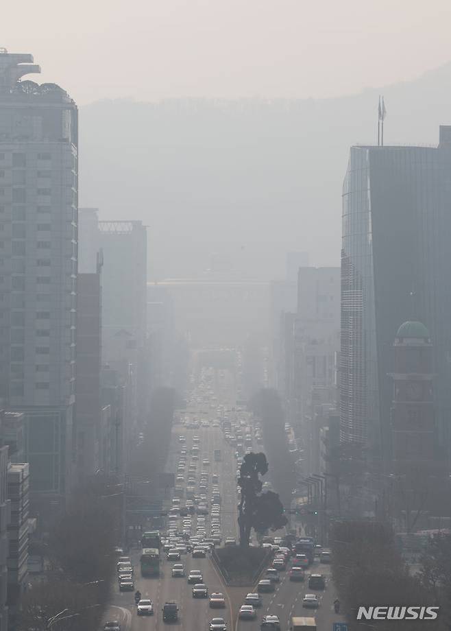 [서울=뉴시스] 김명년 기자 = 서울에 초미세먼지 주의보가 발령된 1일 오전 서울 서초구 서초역 반포대로 일대가 뿌옇다. 2024.02.01. kmn@newsis.com