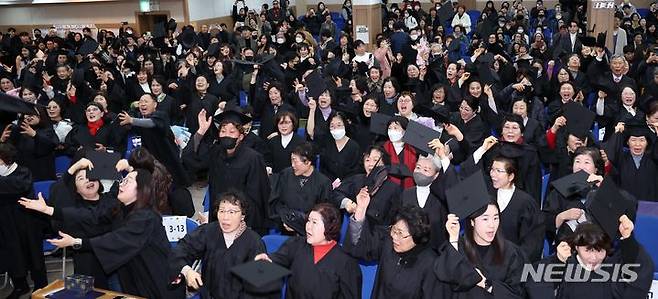 [부산=뉴시스] 하경민 기자 = 2일 부산 사하구 은항교회에서 열린 부산 부경보건고등학교와 병설 부경중학교 졸업식에 참석한 만학도 졸업생들이 환호하고 있다. 이날 졸업식에는 배움의 끈을 놓쳤던 40~80대 늦깎이 중·고교생 418명(중학교 21회 202명, 고등학교 22회 216명)이 꿈에 그리던 졸업장을 품에 안았다. 2024.02.02. yulnetphoto@newsis.com