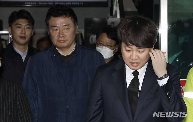 [문경=뉴시스] 고범준 기자 = 이준석 개혁신당 대표가 1일 오후 경북 문경시 문경 장례식장에서 육가공공장 화재 진압 도중 순직한 소방관들의 조문을 마친 뒤 기자들 질문에 답변하고 있다. (공동취재) 2024.02.01. photo@newsis.com