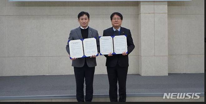 [안양=뉴시스] 이상하 지부장(사진 왼쪽)과 조광희 원장이 협약을 체결한 후 기념촬영을 갖고 있다.(사진 안양시 제공).