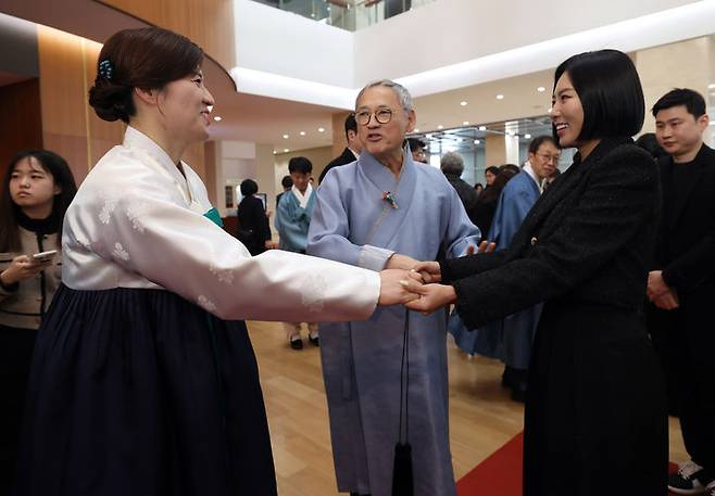 [서울=뉴시스] 김진아 기자 = 유인촌 문화체육관광부 장관과 장미란 제2차관이 2일 서울 중구 국립극장 해오름극장에서 열린 ‘2024 설맞이 음악회 & 신년 인사회’에서 이상화 2024 강원 동계청소년올림픽대회 공동위원장과 인사를 나누고 있다. (사진=문화체육관광부 제공) 2024.02.02. photo@newsis.com *재판매 및 DB 금지