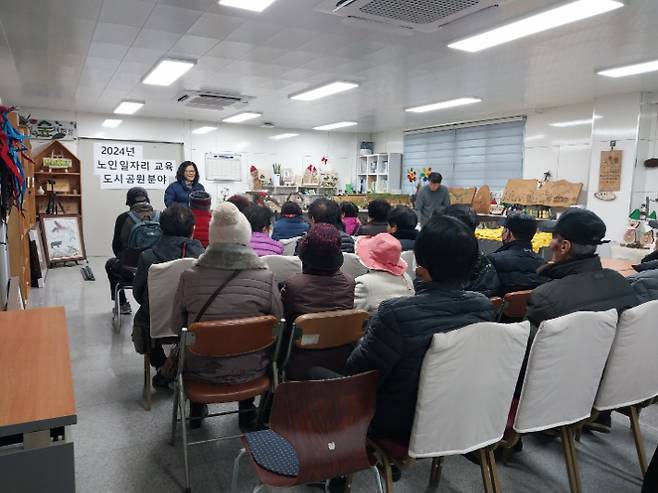 전남 광양시는 2024년 공원관리 노인일자리 및 사회활동지원사업 참여자를 대상으로 안전교육을 실시했다. 광양시 제공