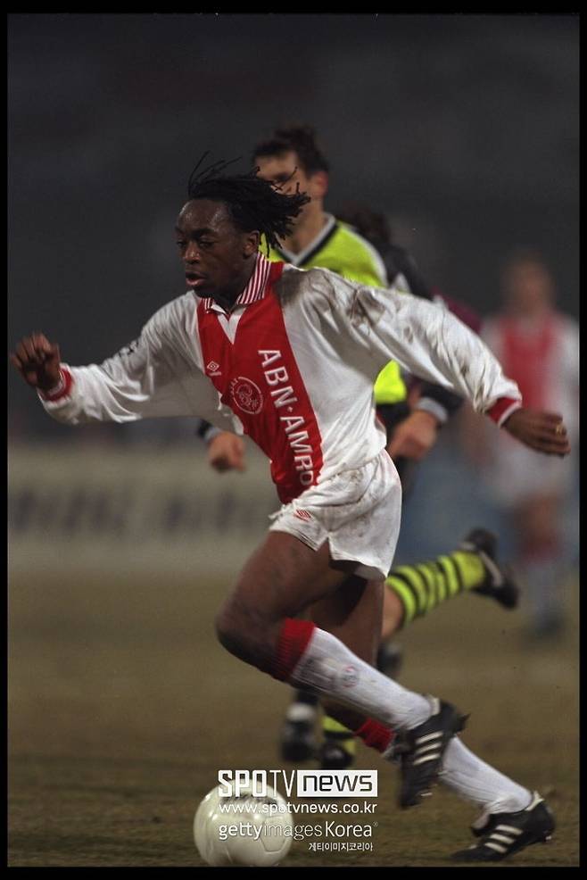 ▲ 네덜란드와 콩고민주공화국 이중 국적의 미드필더 무삼파는 2008년 서울에 입단했다. 당시 무삼파의 입단은 국내 축구 팬들에게 큰 충격을 안겼다.