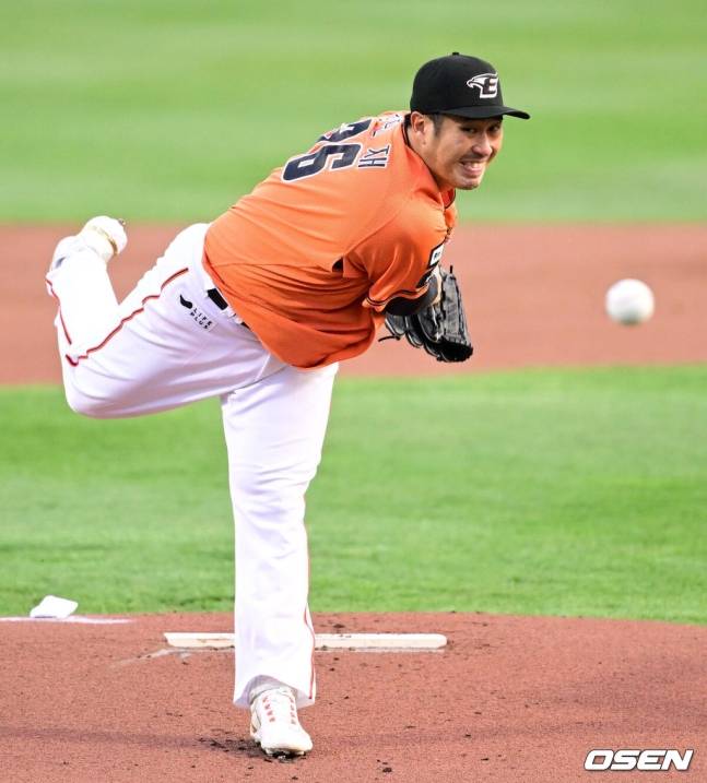 장민재가 역투를 펼치고 있다.