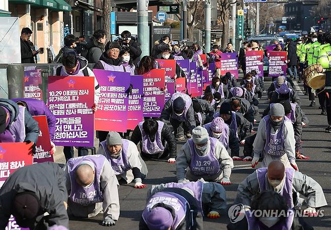 지난달 29일 용산 대통령실 향하는 이태원 유가족들 (서울=연합뉴스) 김성민 기자 = 이태원 참사 유가족과 종교인들이 29일 오전 서울 용산구 이태원역 1번 출구 앞에서 대통령실 방향으로 이태원 참사 특별법 공포를 촉구하는 오체투지를 하고 있다. 2024.1.29 ksm7976@yna.co.kr