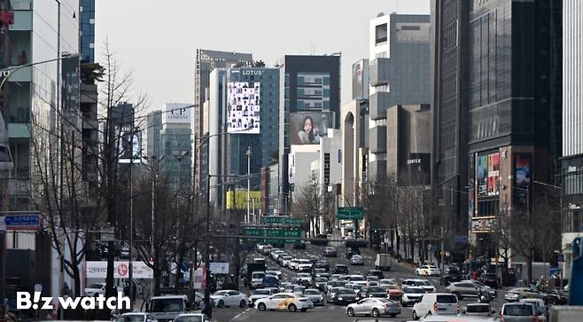 지난해 상업·업무용 빌딩 거래량이 2006년 실거래가 공개 이후 최저치를 기록했다. 사진은 강남구 영동대로 지역의 빌딩 모습./사진=이명근 기자 qwe123@