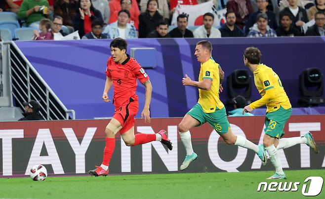 대한민국 김민재가 2일(현지시간) 카타르 알와크라 알자누브 스타디움에서 열린 2023 아시아축구연맹(AFC) 카타르 아시안컵 8강전 호주와 대한민국의 경기에서 돌파하고 있다. 2024.2.3/뉴스1 ⓒ News1 김성진 기자