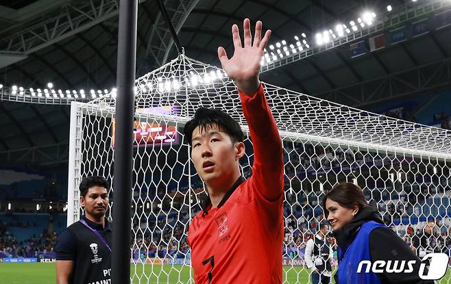 대한민국 손흥민이 2일(현지시간) 카타르 알와크라 알자누브 스타디움에서 열린 2023 아시아축구연맹(AFC) 카타르 아시안컵 8강전 호주와 대한민국의 경기, 연장 승부 끝에 2-1로 승리를 거두며 4강에 진출한 후 관중석을 향해 인사하고 있다. 2024.2.3/뉴스1 ⓒ News1 김성진 기자