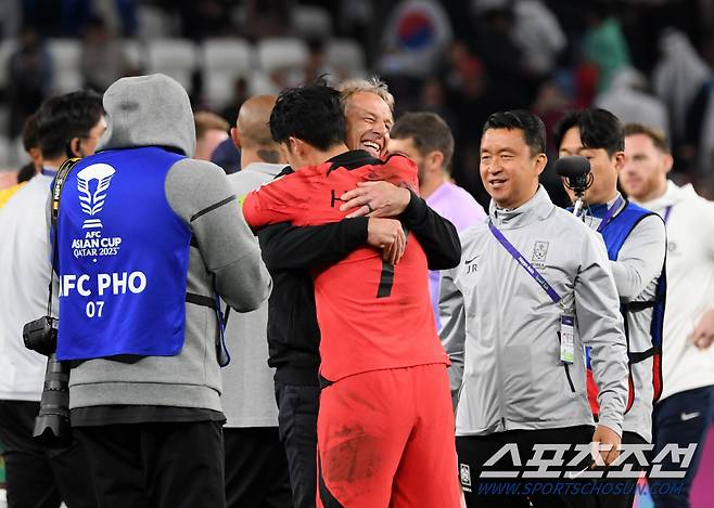 2일(현지시간) 카타르 알와크라 알자누브 스타디움에서 열린 2023 아시아축구연맹(AFC) 카타르 아시안컵 8강전 대한민국과 호주의 경기. 경기에서 승리한 대한민국 선수들이 기뻐하고 있다. 알와크라(카타르)=박재만 기자pjm@sportschosun.com/2023.02.02/