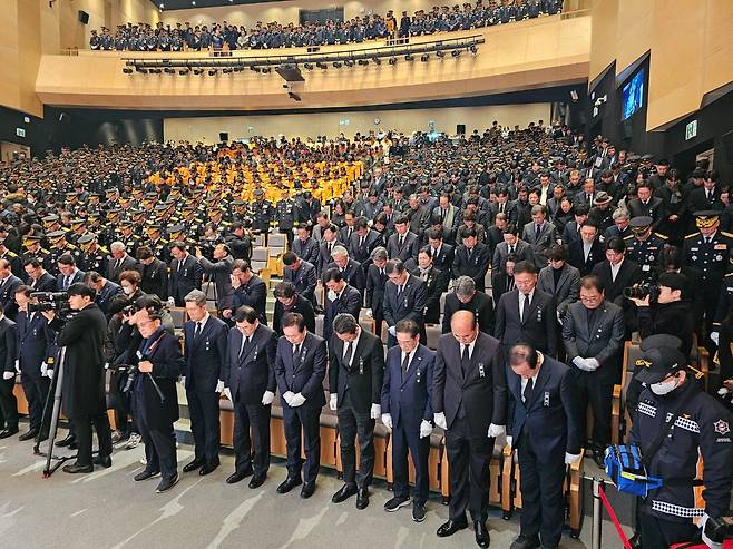 3일 오전 경북도청 동락관에서 故 김수광 소방장과 故 박수훈 소방교의 영결식에서 참석자들이 고인을 애도하는 묵념을 하고 있다. /권광순 기자