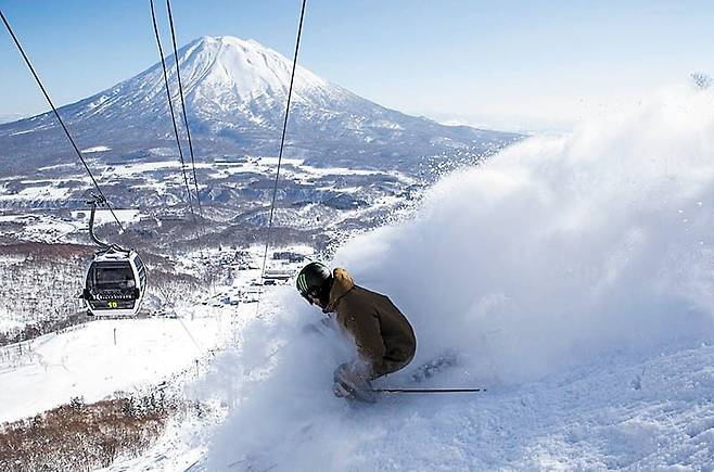 거침없이 활강하는 스키어 뒤로 ‘홋카이도의 후지산’으로 불리는 요테이산이 보인다. /니세코유나이티드